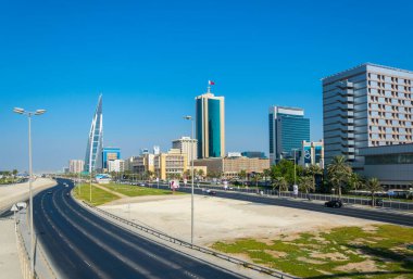 MANAMA, BAHRAIN, 22 EKİM 2016: Bahreyn 'in başkenti Manama' daki kral Faisal karayolunda trafik