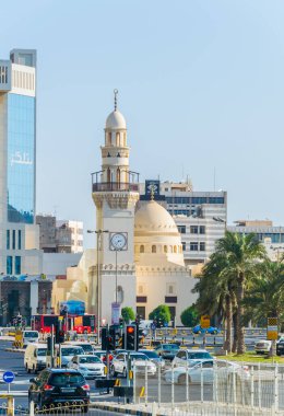 MANAMA, BAHRAIN, 22 Ekim 2016: Bahreyn 'in başkenti Manama' da yüksek gökdelenlerle çevrili Al Yateem camisi.