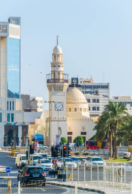 MANAMA, BAHRAIN, 22 Ekim 2016: Bahreyn 'in başkenti Manama' da yüksek gökdelenlerle çevrili Al Yateem camisi.