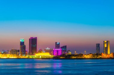 MANAMA, BAHRAIN, 22 EKİM 2016: Bahreyn Ulusal Tiyatrosu ve Bahreyn Ulusal Müzesi ile Sunset, Bahreyn, Bahreyn.