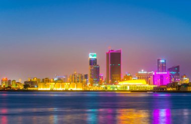 MANAMA, BAHRAIN, 22 EKİM 2016: Bahreyn Ulusal Tiyatrosu ve Bahreyn Ulusal Müzesi ile Sunset, Bahreyn, Bahreyn.