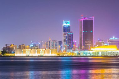 MANAMA, BAHRAIN, 22 EKİM 2016: Bahreyn Ulusal Tiyatrosu ve Bahreyn Ulusal Müzesi ile Sunset, Bahreyn, Bahreyn.