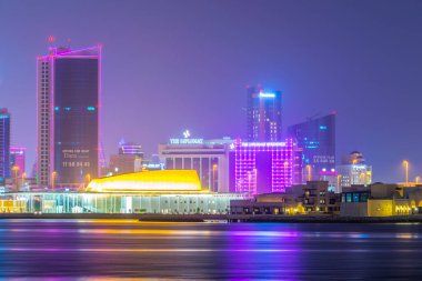 MANAMA, BAHRAIN, 22 EKİM 2016: Bahreyn Ulusal Tiyatrosu ile Sunset, Bahreyn.