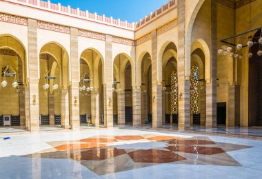 MANAMA, BAHRAIN, 23 Ekim 2016: Bahreyn 'in başkenti Manama' daki El Fetih Büyük Camii 'nin İçi.