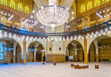 MANAMA, BAHRAIN, 23 Ekim 2016: Bahreyn 'in başkenti Manama' daki El Fetih Büyük Camii 'nin İçi.