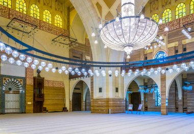 MANAMA, BAHRAIN, 23 Ekim 2016: Bahreyn 'in başkenti Manama' daki El Fetih Büyük Camii 'nin İçi.