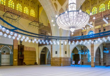 MANAMA, BAHRAIN, 23 Ekim 2016: Bahreyn 'in başkenti Manama' daki El Fetih Büyük Camii 'nin İçi.