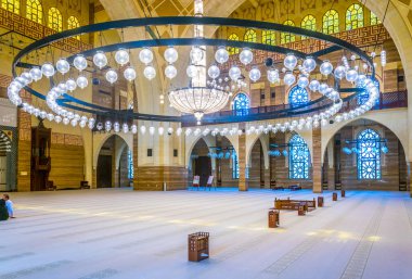 MANAMA, BAHRAIN, 23 Ekim 2016: Bahreyn 'in başkenti Manama' daki El Fetih Büyük Camii 'nin İçi.