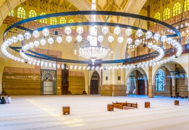 MANAMA, BAHRAIN, 23 Ekim 2016: Bahreyn 'in başkenti Manama' daki El Fetih Büyük Camii 'nin İçi.