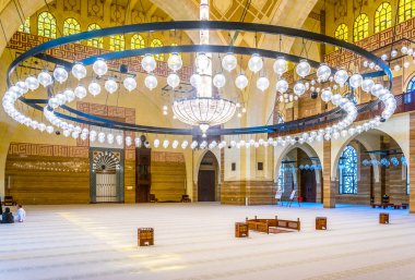 MANAMA, BAHRAIN, 23 Ekim 2016: Bahreyn 'in başkenti Manama' daki El Fetih Büyük Camii 'nin İçi.