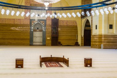 MANAMA, BAHRAIN, 23 Ekim 2016: Bahreyn 'in başkenti Manama' daki El Fetih Büyük Camii 'nin İçi.