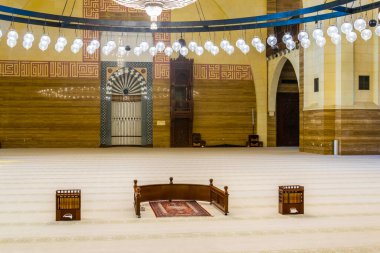 MANAMA, BAHRAIN, 23 Ekim 2016: Bahreyn 'in başkenti Manama' daki El Fetih Büyük Camii 'nin İçi.