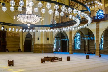 MANAMA, BAHRAIN, 23 Ekim 2016: Bahreyn 'in başkenti Manama' daki El Fetih Büyük Camii 'nin İçi.