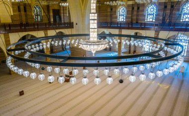 MANAMA, BAHRAIN, 23 Ekim 2016: Bahreyn 'in başkenti Manama' daki El Fetih Büyük Camii 'nin İçi.