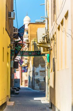 AL MUHARRAQ, BAHRAIN, 23 Ekim 2016: Bahreyn 'deki Al Muharraq adasında dar bir cadde manzarası