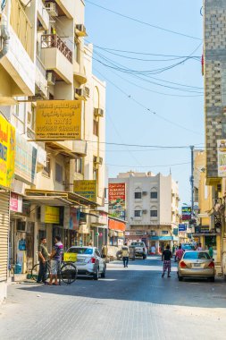 AL MUHARRAQ, BAHRAIN, 23 Ekim 2016: Bahreyn 'deki Al Muharraq adasındaki bir alışveriş caddesinin görüntüsü