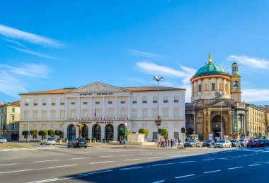 BERGAMO, İtalya, 2 Kasım 2014: İnsanlar kredi bankasının ve Santa Maria Immacolata delle Grazie in Bergamo, Ital