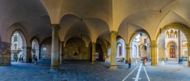 BERGAMO, İtalya, 2 Kasım 2014: Palazzo della Ragione, Bergamo, İtalya 'nın önündeki portico manzarası