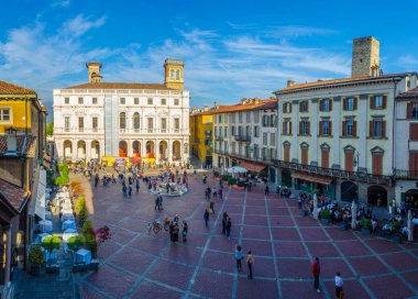 BERGAMO, İtalya, 2 Kasım 2014: İnsanlar İtalya 'nın Bergamo kentindeki Piazza Vecchia' da geziniyorlar