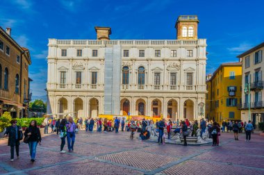 BERGAMO, İtalya, 2 Kasım 2014: İnsanlar İtalya 'nın Bergamo kentindeki Piazza Vecchia' da geziniyorlar