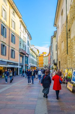 BERGAMO, İtalya, 2 Kasım 2014: Bergamo İtalya 'da bir caddenin görünümü