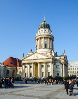 BERLİN, GERMANY, 12 Mart 2015: İnsanlar Berlin 'deki jandarma işaretinin üzerinde yer alan Franz Friedrichstadt kilisesinin önünde yürüyorlar.