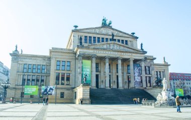 BERLİN, GERMANY, 12 Mart 2015: İnsanlar Berlin 'deki jandarma işaretinin üzerinde yer alan Konzerthaus Berlin' in önünde yürüyorlar.