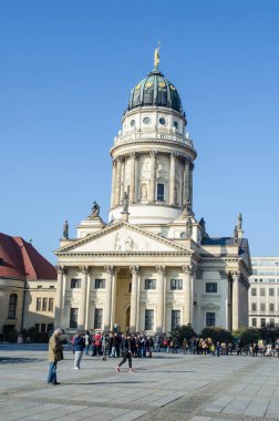 BERLİN, GERMANY, 12 Mart 2015: İnsanlar Berlin 'deki jandarma işaretinin üzerinde yer alan Franz Friedrichstadt kilisesinin önünde yürüyorlar.