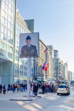 BERLİN, GERMANY, 12 Mart 2015: İnsanlar eskiden Batı ve Doğu Almanya arasında sınır kapısı olarak hizmet veren ünlü kontrol noktası Charlie 'ye hayran..