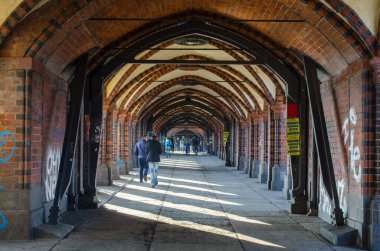 BERLİN, GERMANY, 12 Mart 2015: Tuğla yaylar Berlin 'deki yayalar için örtülü geçit oluşturdu.