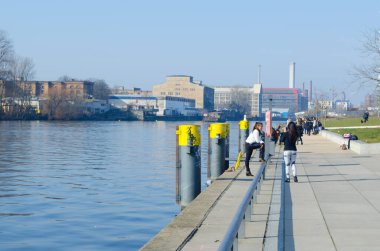 BERLİN, GERMANY, 12 Mart 2015: İnsanlar Berlin 'in doğu yakasındaki galeride yer alan duvar resimlerine hayran..