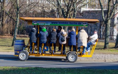 BERLİN, GERMANY, 12 Mart 2015: Büyük bisiklet tüm şehri görmek ve bir tur sırasında bira içmek isteyen insanlar için Berlin 'de önemli bir turistik cazibedir..