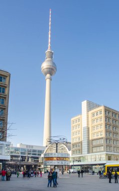 BERLİN, GERMANY, 12 Mart 2015: İnsanlar eskiden Doğu Almanya 'da olan Berlin' deki ünlü Alexanderplatz 'da geziniyorlar ve şimdi dünya saati ve fernsehturm görüşleriyle ünlü..