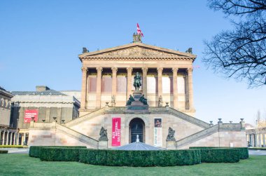 BERLİN, GERMANY, 12 Mart 2015: Berlin 'deki müze adasındaki ünlü pergamonmuseum manzarası.