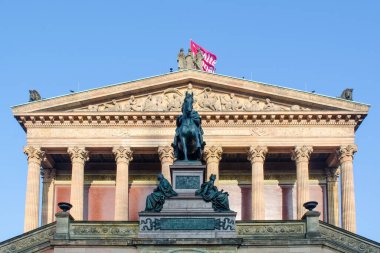 BERLİN, GERMANY, 12 Mart 2015: Berlin 'deki müze adasındaki ünlü pergamonmuseum manzarası.