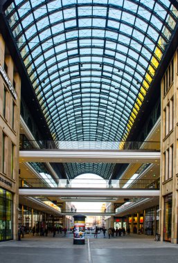 BERLİN, GERMANY, 12 Mart 2015: Berlin 'deki Bundesrat binasının karşısındaki caddenin karşısındaki büyük cam tavanlı ve büyük atari salonlu dev alışveriş merkezi.