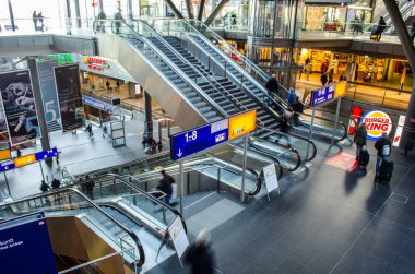 BERLİN, GERMANY, 12 Mart 2015: Berlin 'deki ana tren istasyonu manzarası.