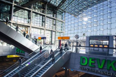 BERLİN, GERMANY, 12 Mart 2015: Berlin 'deki ana tren istasyonu manzarası.