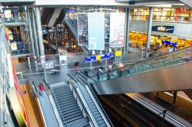BERLİN, GERMANY, 12 Mart 2015: Berlin 'deki ana tren istasyonu manzarası.