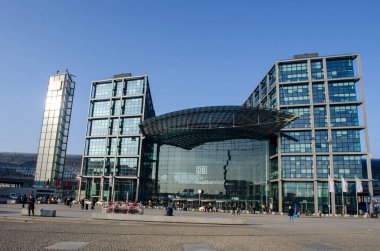 BERLİN, ALMANY, 12 Mart 2015: Berlin 'deki ana tren istasyonu sadece önemli bir ulaşım merkezi değil, aynı zamanda bir alışveriş merkezi ve ofis binası olarak da hizmet vermektedir..