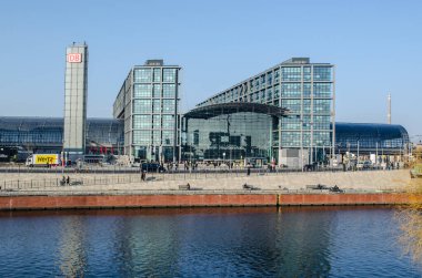 BERLİN, ALMANY, 12 Mart 2015: Berlin 'deki ana tren istasyonu sadece önemli bir ulaşım merkezi değil, aynı zamanda bir alışveriş merkezi ve ofis binası olarak da hizmet vermektedir..