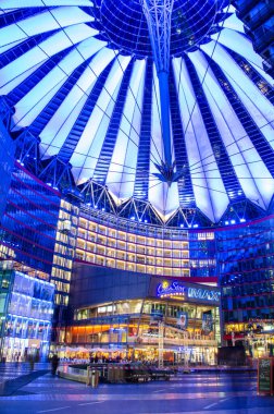 BERLİN, GERMANY, 12 Mart 2015: Potzdamer Platz yakınlarındaki Alman Berlin 'deki Sony İnşaat Kompleksi son derece fütüristik görünümlü mimari başyapıt.