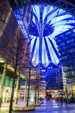 BERLİN, GERMANY, 12 Mart 2015: Potzdamer Platz yakınlarındaki Alman Berlin 'deki Sony İnşaat Kompleksi son derece fütüristik görünümlü mimari başyapıt.