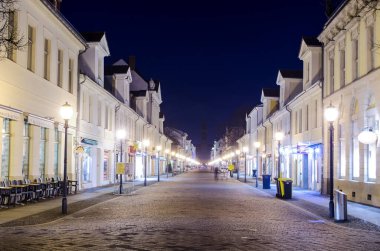 POTSDAM, ALMANY, 11 Mart 2015: Potsdam 'daki aydınlatılmış ana caddenin gece görüşü - mardenburger Caddesi. Bir ucunda Brandenburger tor, diğer ucunda da Aziz Peter ve Paul Kilisesi var..