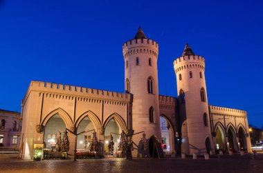 POTSDAM, GERMANY, 11 Mart 2015: Potsdam 'da eskiden şehrin girişi olan ışıklı nauener tor' un gece görüşü.