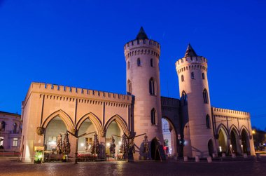 POTSDAM, GERMANY, 11 Mart 2015: Potsdam 'da eskiden şehrin girişi olan ışıklı nauener tor' un gece görüşü.