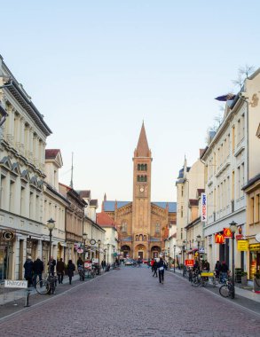 POTSDAM, ALMANY, 11 Mart 2015: Potsdam 'ın ana caddesi - brandenburger Caddesi. Bir ucunda Brandenburger tor, diğer ucunda da Aziz Peter ve Paul Kilisesi var..