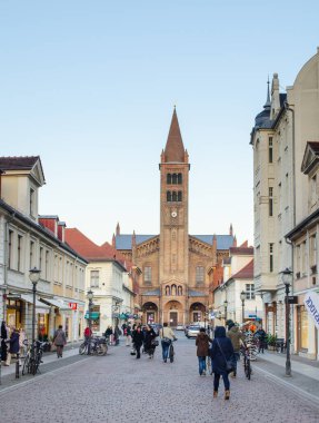 POTSDAM, ALMANY, 11 Mart 2015: Potsdam 'ın ana caddesi - brandenburger Caddesi. Bir ucunda Brandenburger tor, diğer ucunda da Aziz Peter ve Paul Kilisesi var..