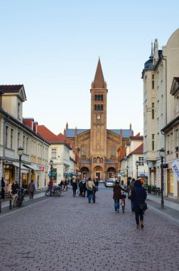 POTSDAM, ALMANY, 11 Mart 2015: Potsdam 'ın ana caddesi - brandenburger Caddesi. Bir ucunda Brandenburger tor, diğer ucunda da Aziz Peter ve Paul Kilisesi var..