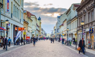POTSDAM, ALMANY, 11 Mart 2015: Potsdam 'ın ana caddesi - brandenburger Caddesi. Bir ucunda Brandenburger tor, diğer ucunda da Aziz Peter ve Paul Kilisesi var..